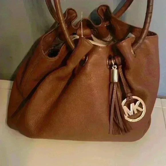 Michael Kors  bucket bag - Picture 3 of 3